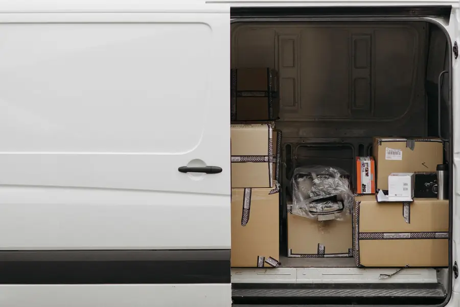 Beladener Transporter mit Paketen, Seitentür geöffnet